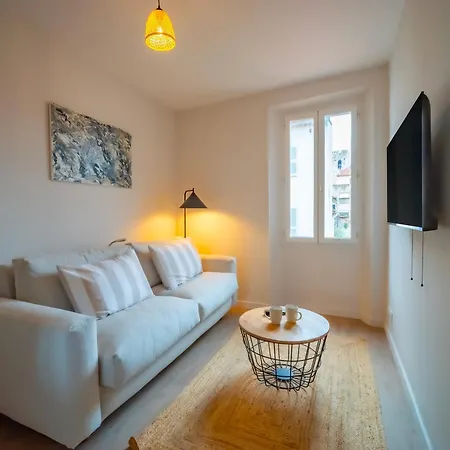 #302-heart Of Vieil - Place Nationale-high-end Newly Renovated & Furnished
