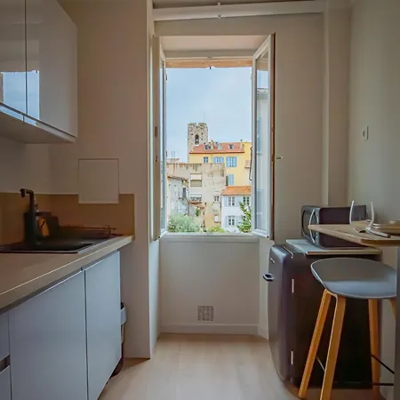 Apartment #302-heart Of Vieil - Place Nationale-high-end Newly Renovated & Furnished