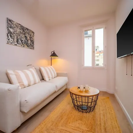 Apartment #302-heart Of Vieil - Place Nationale-high-end Newly Renovated & Furnished